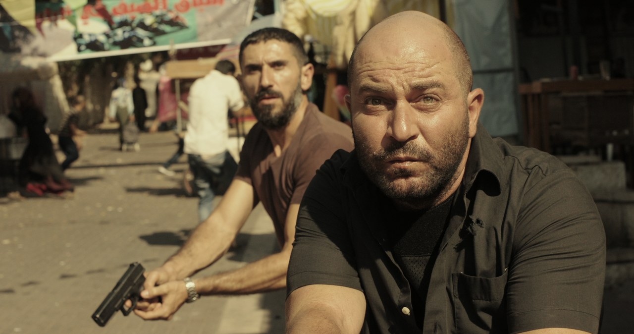 Lior Raz, gwiazdor izraelskiego serialu Netfliksa "Fauda", zamieścił na Instagramie wideo, na którym widzimy go w akcji mającej na celu uratowanie izraelskich rodzin w zbombardowanej przez Hamas miejscowości Sderot w izraelskim Dystrykcie Południowym.