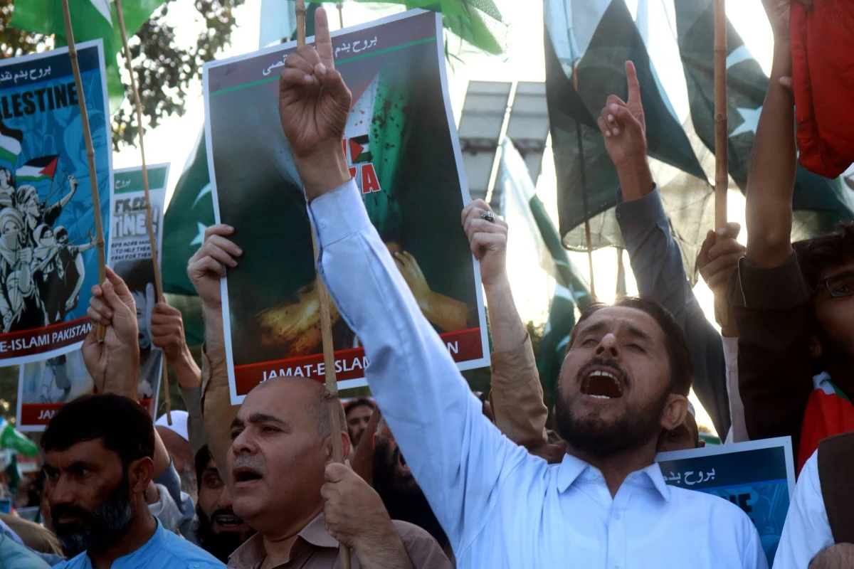 Ali Barekh - jeden z liderów Hamasu przebywający na wygnaniu - przekazał, że tylko niewielka grupa dowódców w Stefie Gazy wiedziała o godzinie rozpoczęcia ataku na Izrael. W rozmowie z AP przyznał też, że Hezbollah nie brał udziału w przygotowaniu planów uderzenia. To jednak nie oznacza, że organizacja nie włączy się do walk. Takiego scenariusza władze Izraela obawiają się najbardziej.