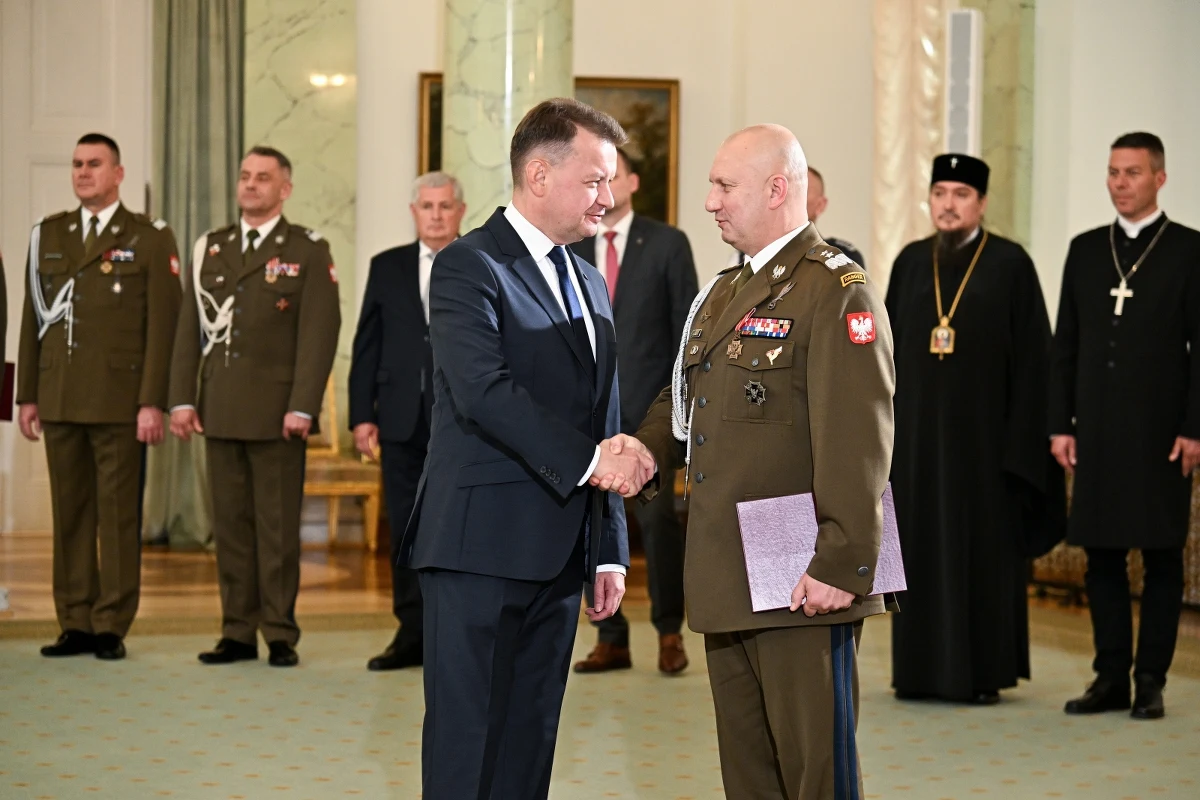 "Nie ma zgody na włączanie Wojska Polskiego w kampanię wyborczą. Nie ma zgody, żeby wprowadzać chaos" - powiedział szef MON Mariusz Błaszczak. "Generałowie Wiesław Kukuła i Maciej Klisz to doświadczeni dowódcy, którzy dowodzili wojskiem polskim zarówno na misjach jak i tu, w ojczyźnie; gwarantują, że proces modernizacji wojska będzie przebiegał sprawnie" - skomentował nominacje nowych dowódców minister.