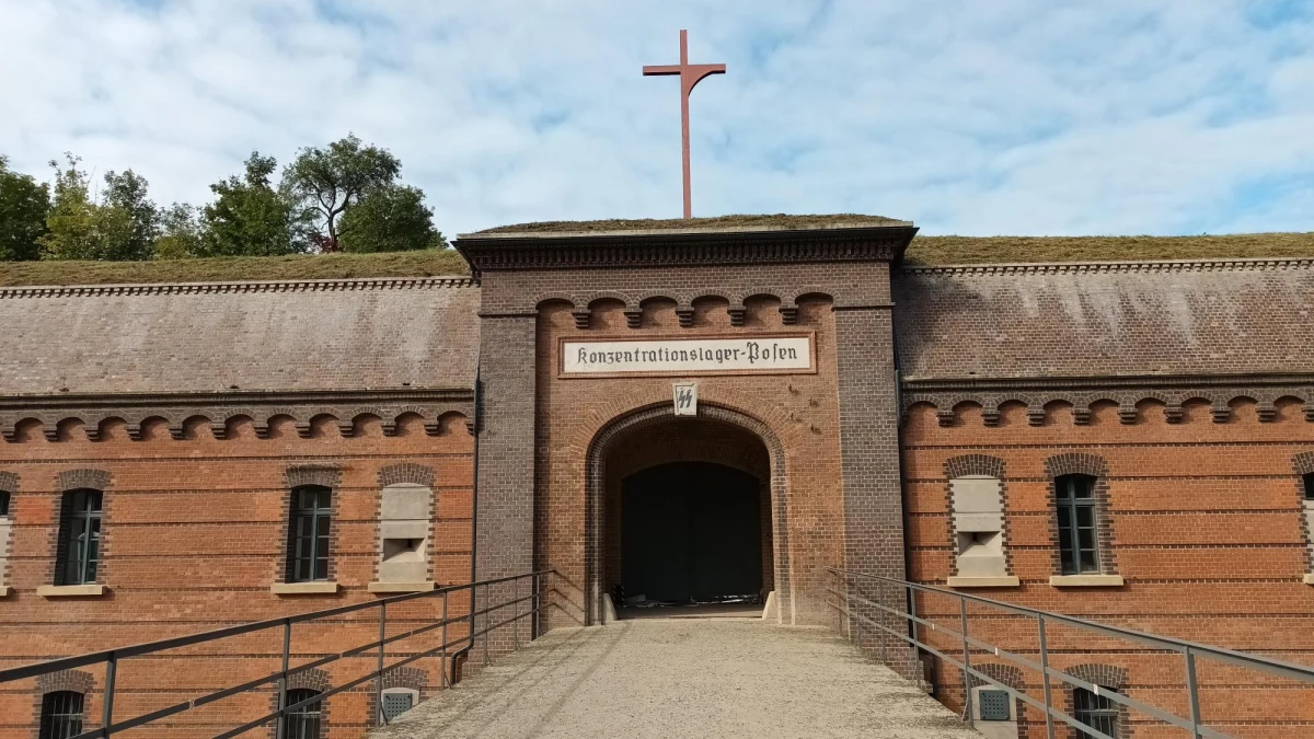 84 lata temu - 10 października 1939 roku - powstał pierwszy w okupowanej Polsce obóz koncentracyjny. Hitlerowcy przygotowali go w murach Fortu VII Twierdzy Poznań. Konzentrationslager Posen był to największy w Wielkopolsce ośrodek eksterminacji polskich elit.