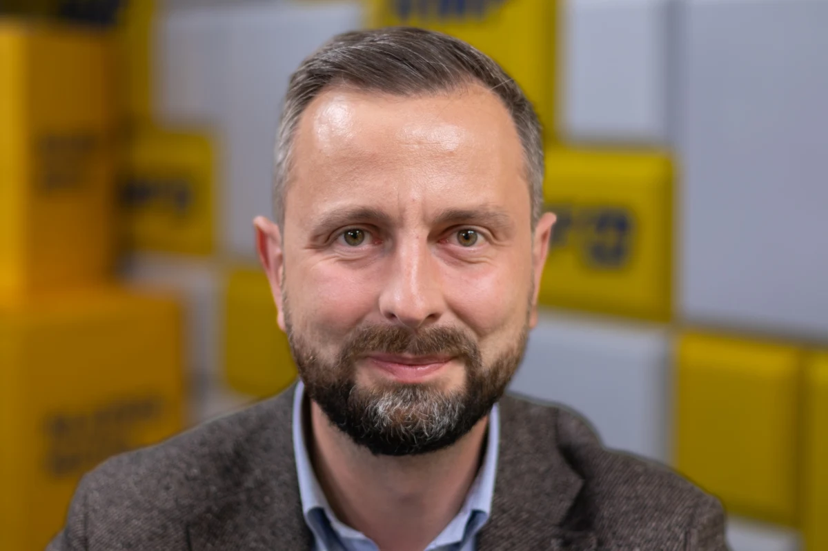 "Wiele decyzji podejmowanych przez Ministerstwo Obrony Narodowej jest niekonsultowanych ze Sztabem Generalnym. Generałowie powiedzieli: mamy dość, odchodzimy" - tak Władysław Kosiniak-Kamysz, prezes Polskiego Stronnictwa Ludowego komentował w Popołudniowej rozmowie w RMF FM fakt, że wypowiedzenia stosunku służbowego złożyli Szef Sztabu Generalnego Wojska Polskiego gen. Rajmund Andrzejczak i Dowódca Operacyjny Rodzajów Sił Zbrojnych gen. Tomasz Piotrowski. Jak podkreślał, powołanie nowych osób na te stanowiska nie zamyka sprawy, bo nie wyjaśniono przyczyn odejść. "Żołnierze mają dość bycia scenografią dla ministra Błaszczaka" - ocenił jeden z liderów Trzeciej Drogi. Zaapelował też do prezydenta o zwołanie Rady Bezpieczeństwa Narodowego. 