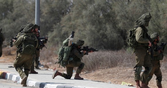 Minister obrony Izraela Yoav Gallant przekazał, że armia przechodzi "do pełnej ofensywy" w Strefie Gazy. Gallant odwiedził żołnierzy na granicy ze strefą zamieszkaną przez Palestyńczyków i przekazał, że "Gaza nigdy nie będzie już taka sama". Równocześnie bardzo niepewna wydaje się sytuacja na północnej granicy Izraela. Jerozolima informuje o atakach Hezbollahu i ostrych odpowiedziach izraelskiego wojska.