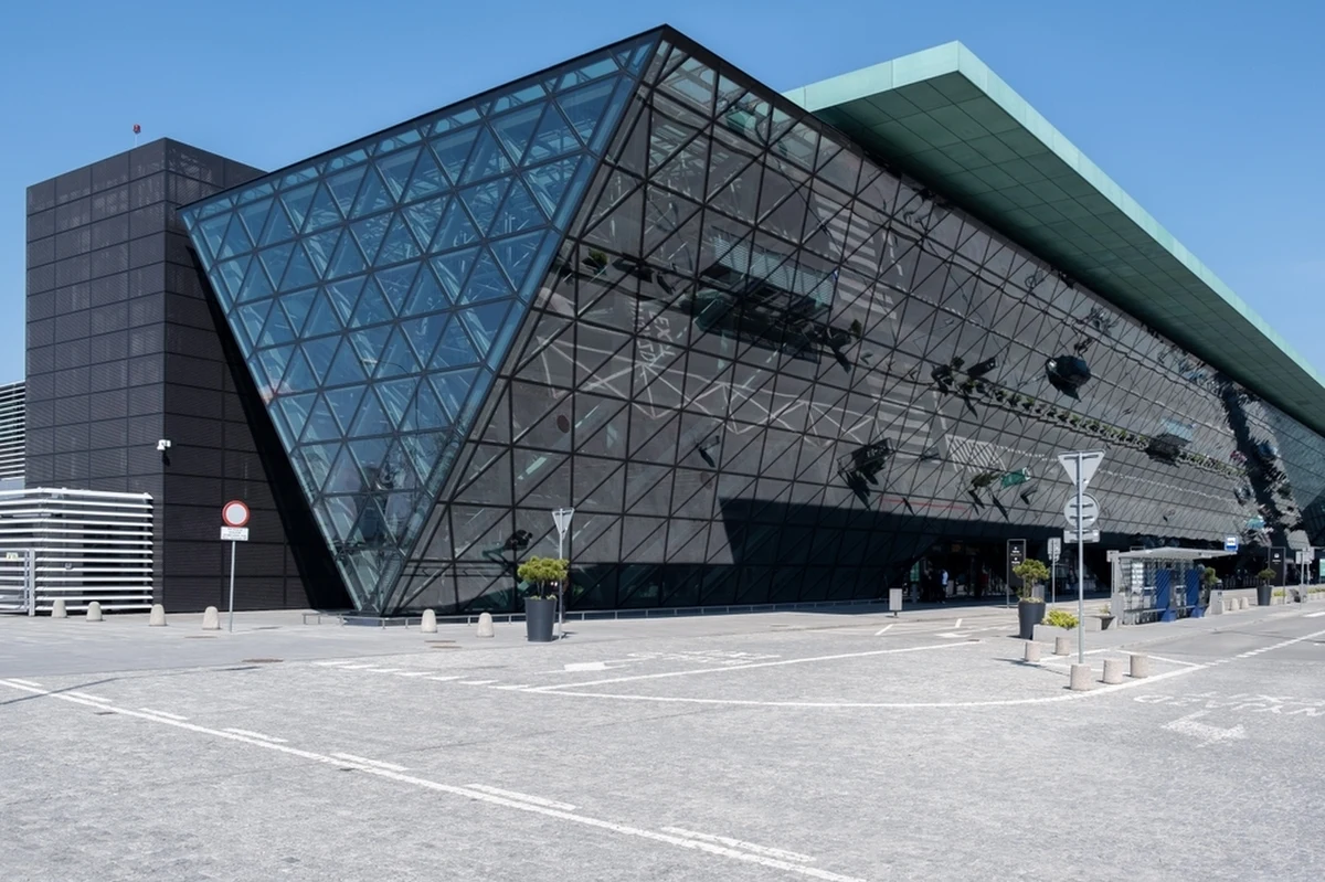 W nocy z wtorku na środę na terenie portu lotniczego w podkrakowskich Balicach odbędą się ćwiczenia. "Mogą wystąpić pozorowane efekty świetlne i dźwiękowe" - ostrzegło lotnisko uprzedzając i przepraszając okolicznych mieszkańców.