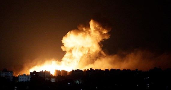 Ponad 200 celów w rejonie stolicy Strefy Gazy zaatakowały w nocy izraelskie samoloty. Jak przekazały źródła wojskowe, syreny alarmowe zabrzmiały też w izraelskich osiedlach położonych w pobliżu granicy z Gazą. Izrael ma też przygotowywać się do ofensywy lądowej. Z powodu oblężenia i izraelskich nalotów już ponad 260 tysięcy mieszkańców Strefy Gazy musiało opuścić swoje domy. Cywile schronienia szukają w szkołach organizowanych przez ONZ. Z Izraela trwa ewakuacja Polaków. Od poniedziałku do kraju wróciło już ponad tysiąc obywateli.