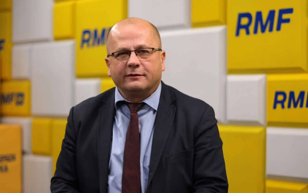 „My wojsko jesteśmy narzędziem w rękach polityków. My generałowie szczególnie jesteśmy narzędziem w rękach polityków, bo im wyższe stanowisko zajmujemy, tym bliżej polityków jesteśmy. Ze swojego doświadczenia od razu informuję, że nie jesteśmy do tego absolutnie przygotowani. Biorę za to całkowitą odpowiedzialność. Niestety zdarza się, że często występują sytuacje, gdzie jest rozbieżność poglądowa. Wtedy właśnie arbitrem powinien być zwierzchnik sił zbrojnych” – tak powody rezygnacji dwóch najważniejszych dowódców w polskiej armii tłumaczył w Porannej rozmowie w RMF FM gen. Jarosław Kraszewski. 