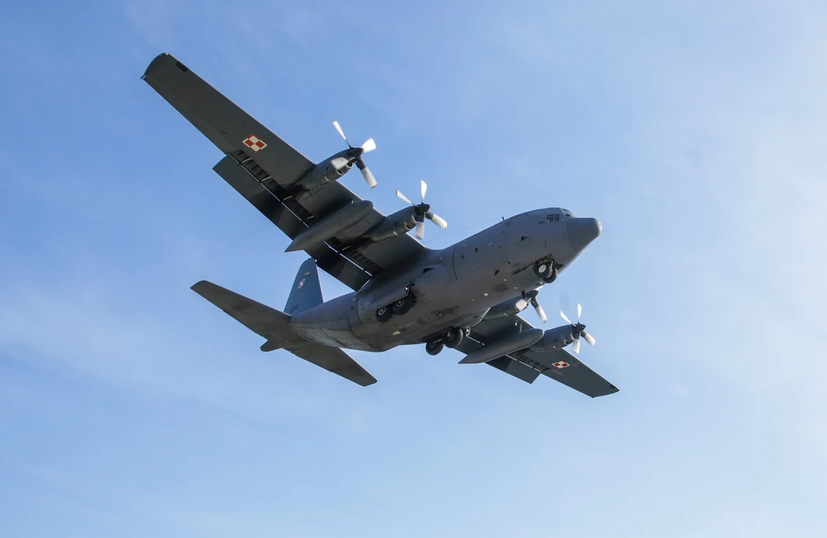 Ewakuacja Polaków z Izraela będzie dziś utrudniona. Doszło bowiem do awarii jednego z wojskowych samolotów, który tworzył most powietrzny między Tel Awiwem a grecką Chanią na Krecie. Chodzi o maszynę C-130 Hercules. Dowództwo Generalne Rodzajów Sił Zbrojnych poinformowało, że usterka została już wyeliminowana.