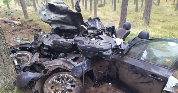 28-letni kierowca bmw wypadł z drogi i zjechał do lasu. Auto po uderzeniu w drzewa rozpadło się na kawałki. Jego elementy zostały rozrzucone na przestrzeni kilkudziesięciu metrów. Młody mężczyzna w stanie ciężkim został śmigłowcem LPR przetransportowany do szpitala. 