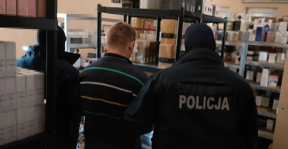 Kilka tysięcy sztuk podrobionych kosmetyków, samochód marki Jaguar, a także m.in. środki odurzające przejęli policjanci z Trójmiasta. Zatrzymano również 4 osoby.