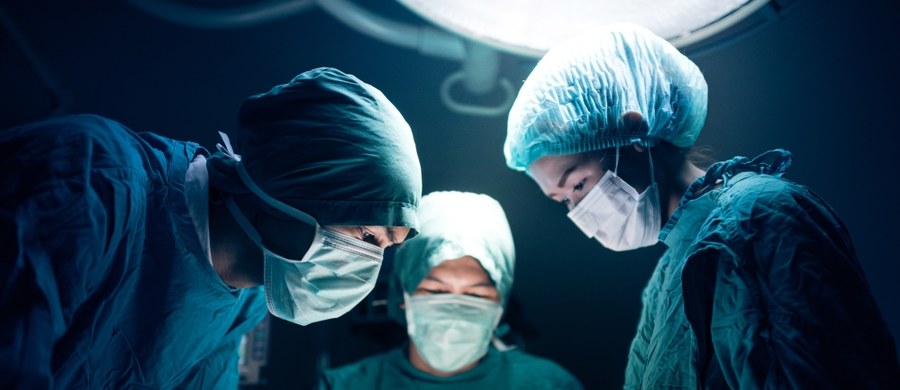 Mężczyzna, który od dwóch lat cierpiał na ból brzucha zszokował lekarzy. Podczas operacji, medycy znaleźli w żołądku 35-latka metalowe łańcuszki, nakrętki, śruby a nawet  słuchawki - w sumie ponad 60 przedmiotów.
