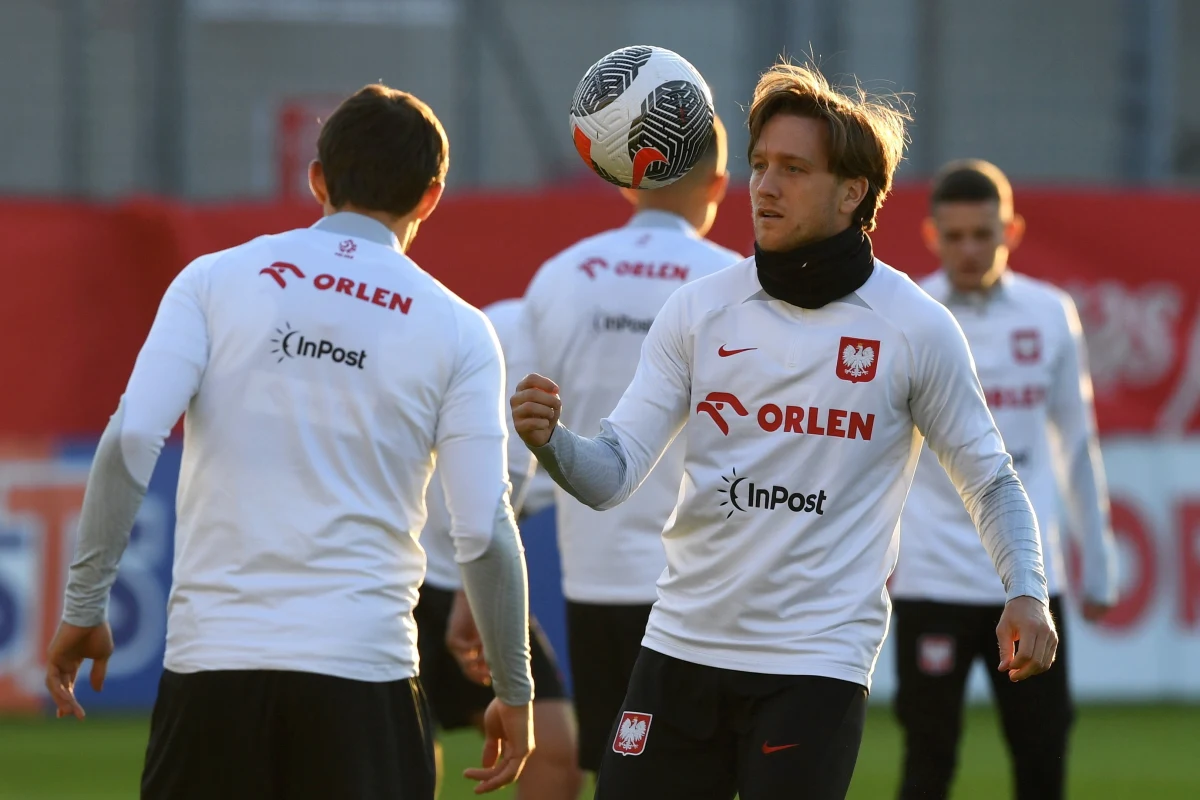 Opady deszczu i porywisty wiatr powitały w środę w południe polską ekipę na Wyspach Owczych, gdzie w czwartek w debiucie selekcjonera Michała Probierza Biało-Czerwoni zagrają w eliminacjach piłkarskich mistrzostw Europy.