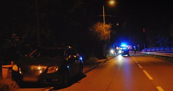 Rozbite dwa samochody, w tym radiowóz – to finał policyjnego pościgu, jaki odbywał się ulicami Jedliny-Zdroju wczoraj późnym wieczorem. Zatrzymano 20-letnią kobietę. Według świadków  dwie inne osoby uciekły. 