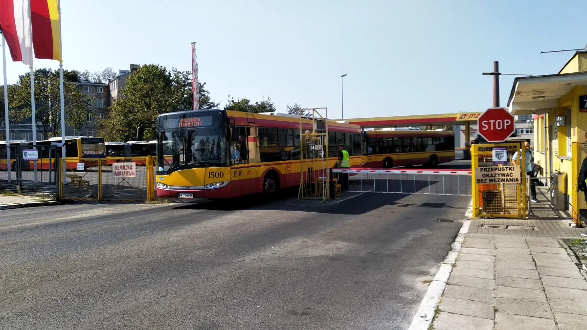 Pasażerowie stołecznej komunikacji - bądźcie czujni! W sieci pojawił się fałszywy profil ZTM-u. Oszuści oferują rzekomo tańsze doładowanie karty miejskiej. W rzeczywistości można stracić oszczędności życia.