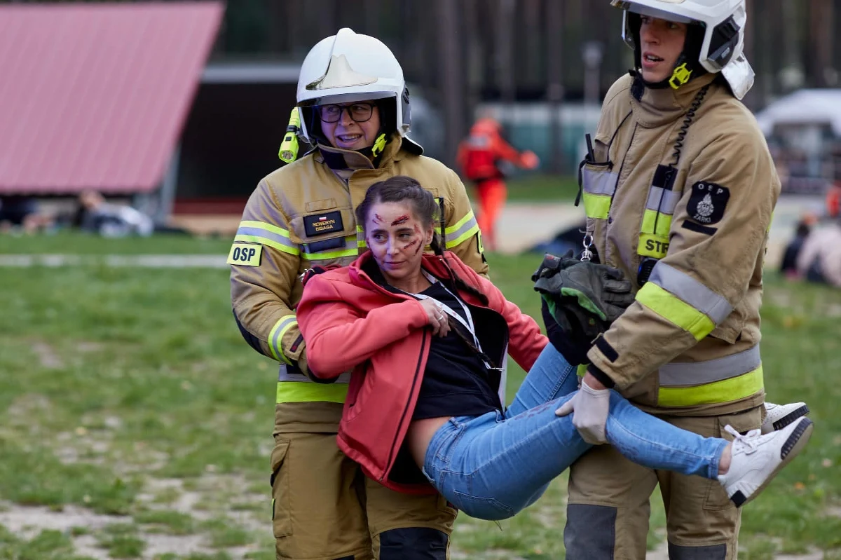 Pożar podczas koncertu muzycznego, zawalenie się sceny i atak paniki wśród tłumu - to scenariusz ćwiczeń przeprowadzonych nad zalewem Chechło w gminie Trzebinia w Małopolsce. Wzięło w nich udział łącznie około 800 osób.