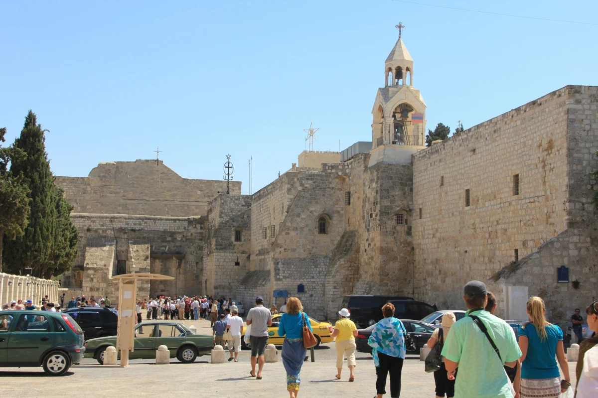 W Ziemi Świętej są jeszcze tysiące pielgrzymów - poinformował łaciński patriarcha Jerozolimy kardynał Pierbattista Pizzaballa. Włoski dostojnik, mianowany niedawno kardynałem przez papieża Franciszka, powiedział w wywiadach, że spodziewano się wzrostu przemocy, ale jej skala jest "szokująca".