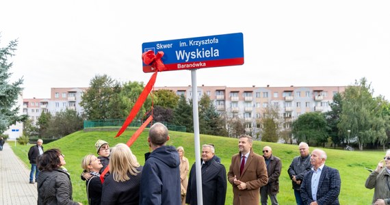 Skwer na rzeszowskim osiedlu Baranówka oficjalnie nosi już imię wybitnego pilota i nawigatora, Krzysztofa Wyskiela. "Z czasów moich studiów na Politechnice Rzeszowskiej pamiętam jaką dumą dla nas - studentów - było to, że Krzysztof także studiuje na tej samej uczelni" - powiedziała podczas uroczystości Jolanta Kaźmierczak, wiceprezydent Rzeszowa.