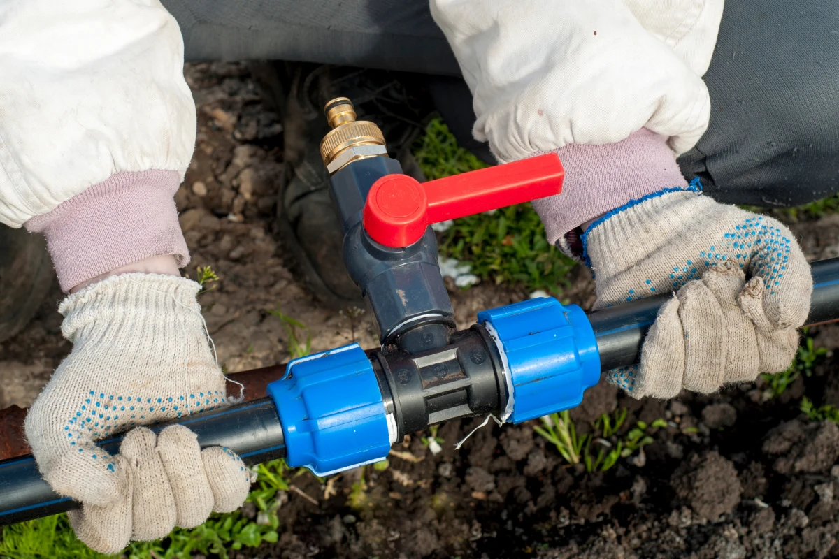 Na wysokości posesji przy ulicy Puławskiej 55 pękła rura wodociągowa. Zalana jest część parku Szustrów, jednak dostęp do zieleńca jest możliwy. Woda nie wypłynęła na jezdnię, więc ruch odbywa się bez przeszkód. Wodociągowcy obiecują, że jeszcze dziś awaria zostanie naprawiona.