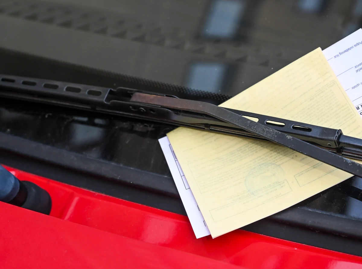 Oszuści wykorzystują wizerunki straży miejskiej oraz policji - ostrzega NASK. Za wycieraczkami samochodów pojawiają się fałszywe mandaty z kodem QR.