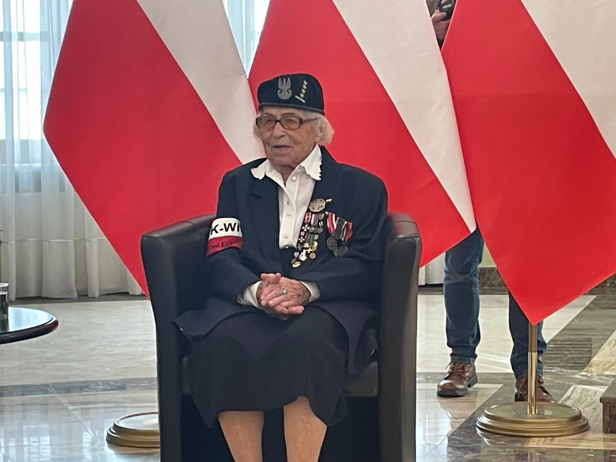 ​Setne urodziny obchodzi Marianna Krasnodębska, z domu Jarosz. W czasie II wojny światowej cała rodzina Jaroszów działała aktywnie w konspiracji i była zaangażowana w pomoc Żydom. W 2001 r. zostali uhonorowani tytułem Sprawiedliwy wśród Narodów Świata za uratowanie w Piaskach 13 Żydów.