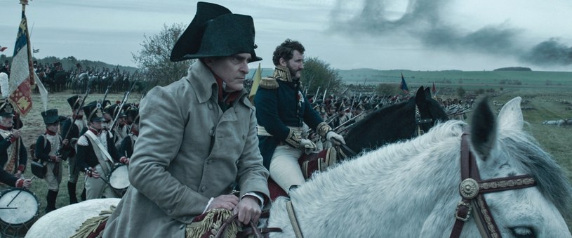 24 listopada na ekrany kin trafi nowy film Ridleya Scotta "Napoleon", opowiadający o drodze do władzy nad Europą francuskiego cesarza widzianej przez pryzmat jego związku z cesarzową Józefiną. W filmie nie zabraknie widowiskowych scen wojennych.