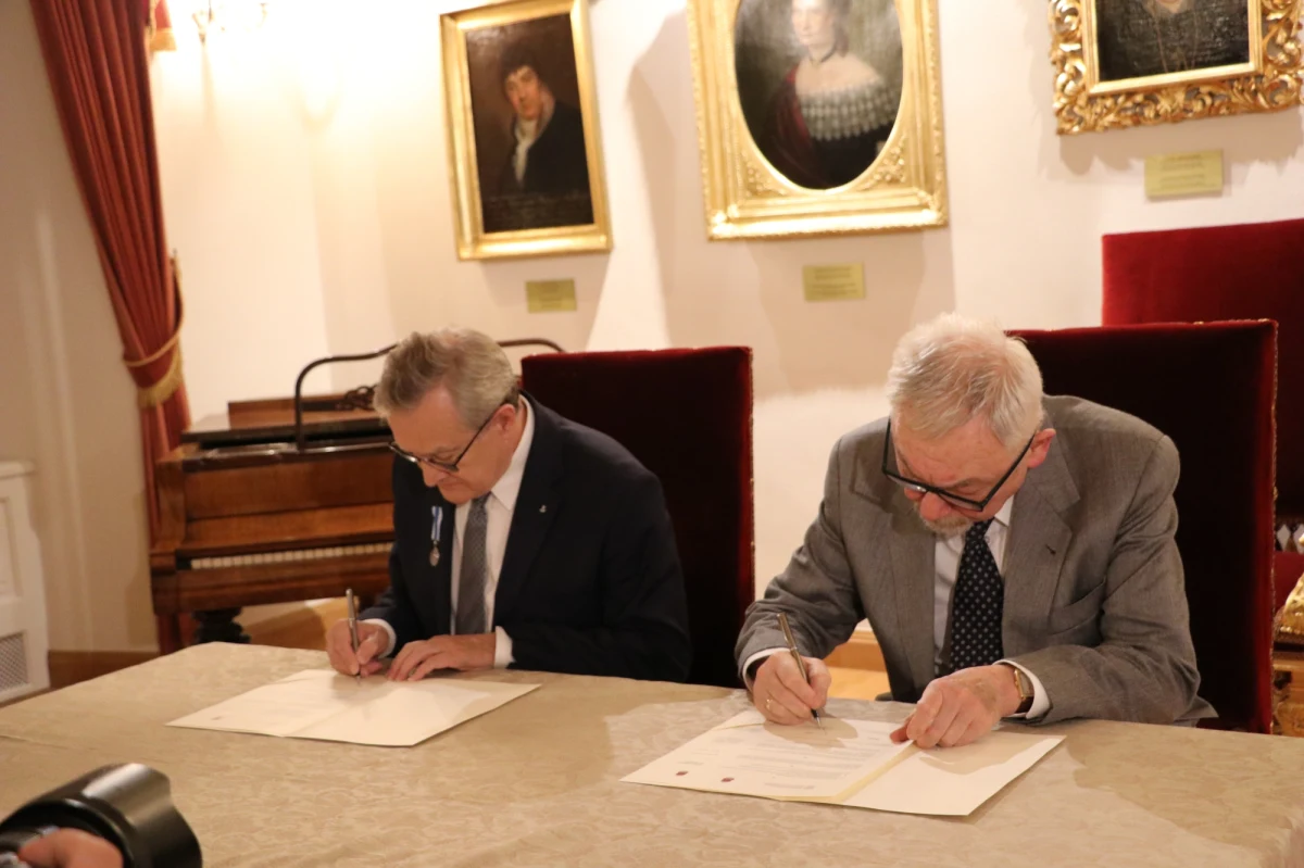 W Krakowie podpisano dziś list intencyjny między miastem a ministerstwem kultury dotyczący budowy Centrum Literatury i Języka Planeta Lem. Nowy ośrodek literacki ma powstać w dawnym składzie solnym na Zabłociu.

