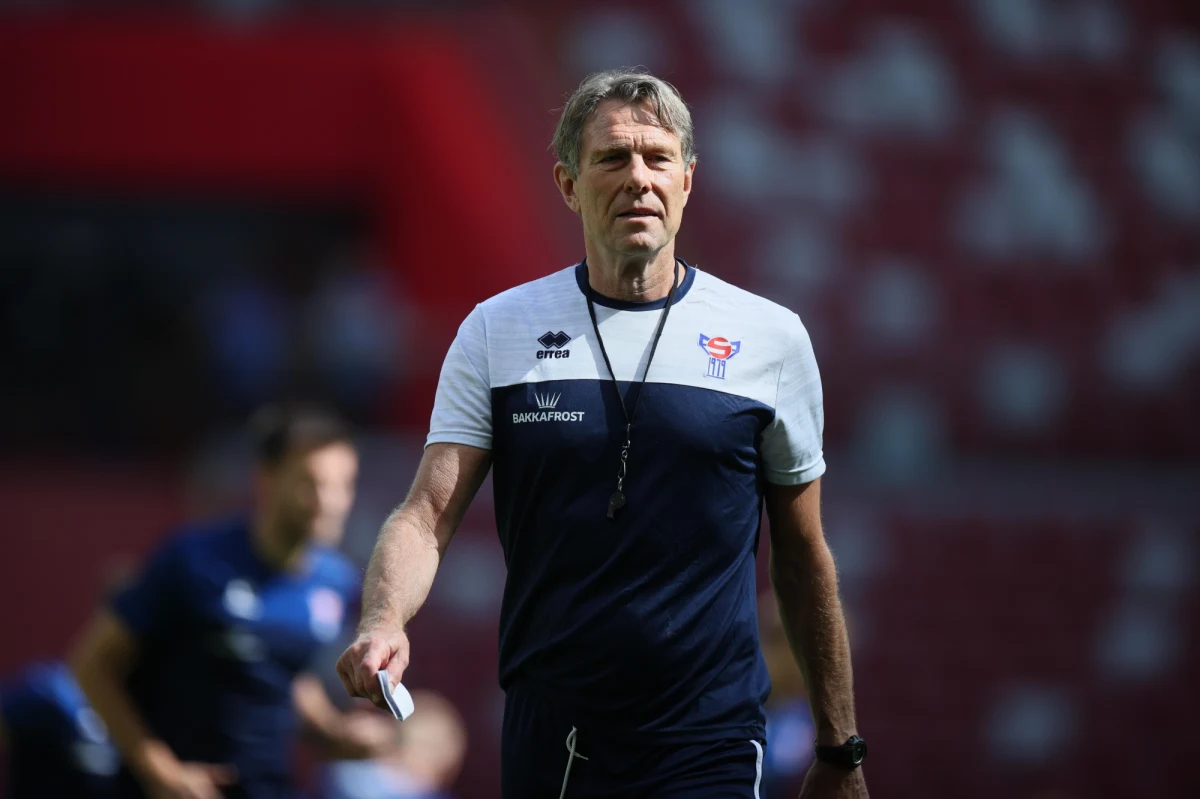 Wyspy Owcze są przed czwartkowym meczem eliminacji do mistrzostw Europy z Polską w bojowym nastroju. Ich selekcjoner oraz piłkarze zapowiadają walkę o co najmniej jeden punkt, a nawet zwycięstwo.