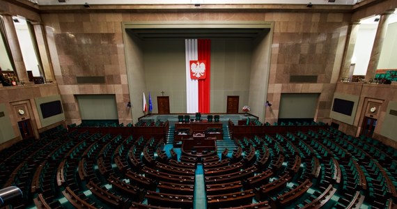 33,5 proc. Polaków chce głosować na Prawo i Sprawiedliwość, a 28 proc. na Koalicję Obywatelską - wynika z sondażu IBRiS dla RMF FM i "Rzeczpospolitej". Rezultaty sondażu dają opozycji 238 mandatów i bezwzględną większość w Sejmie.