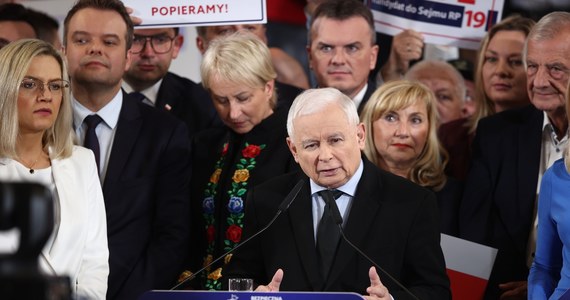 "Muszę ostrzec Polaków przed tym, żeby nie dopuścić tego człowieka do władzy. Pamiętajcie, każdy głos na opozycję to w istocie głos na Tuska" - mówił w środę w Krakowie wicepremier, prezes Prawa i Sprawiedliwości Jarosław Kaczyński.