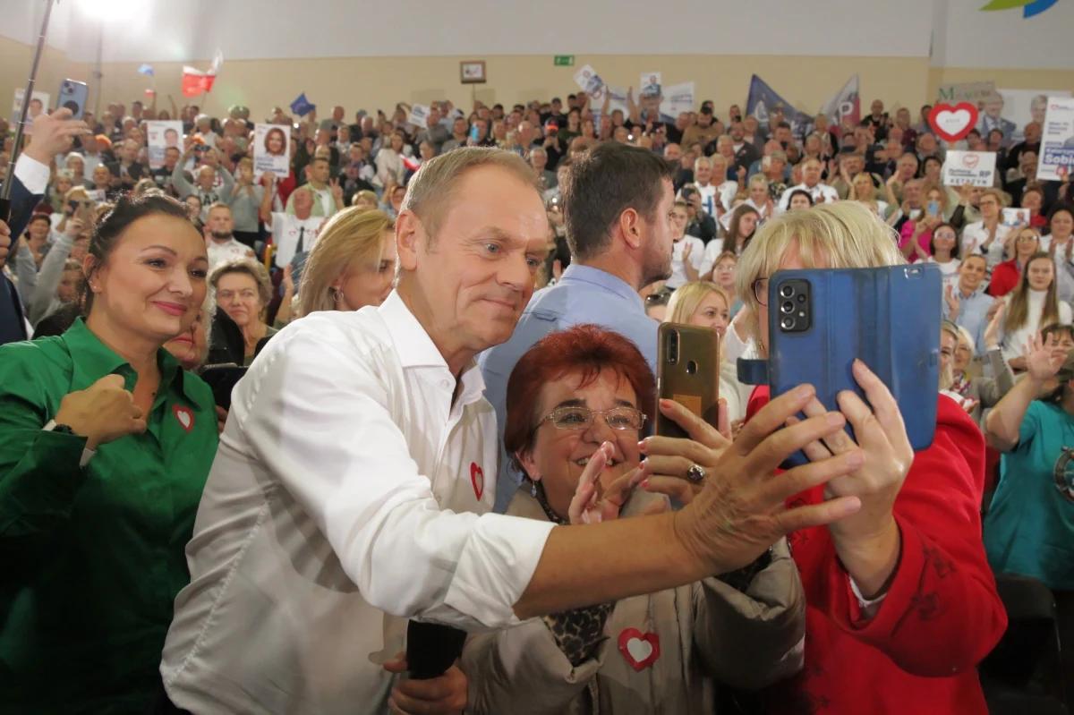 "Na czele rządu stoi człowiek, którego jedyną życiową pasją jest zarabianie pieniędzy, a jedynym prawdziwym zajęciem jest ukrywanie tego faktu przed ludźmi" – mówił w Ełku przewodniczący Platformy Obywatelskiej Donald Tusk.