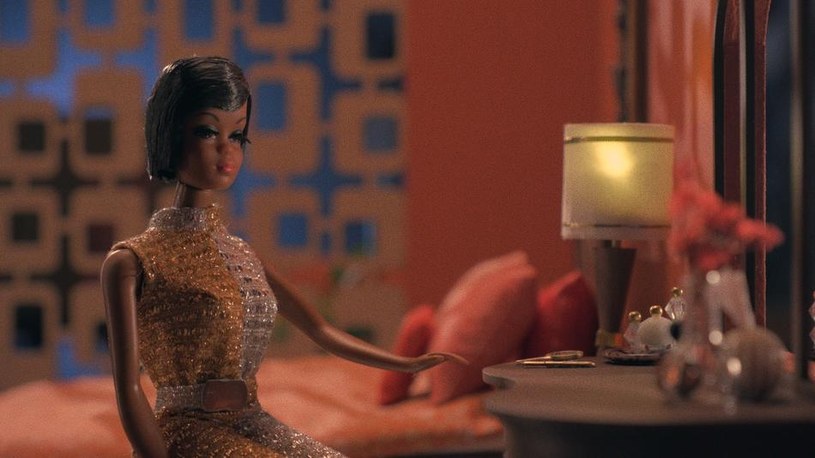 Platforma streamingowa Netflix i należąca do Shondy Rhimes firma produkcyjna Shondaland kupiły prawa do dystrybucji filmu dokumentalnego „Black Barbie” („Czarna Barbie”) opowiadającego historię tytułowej lalki. Została ona stworzona w 1980 roku, 31 lat po stworzeniu pierwszej, białej lalki Barbie.