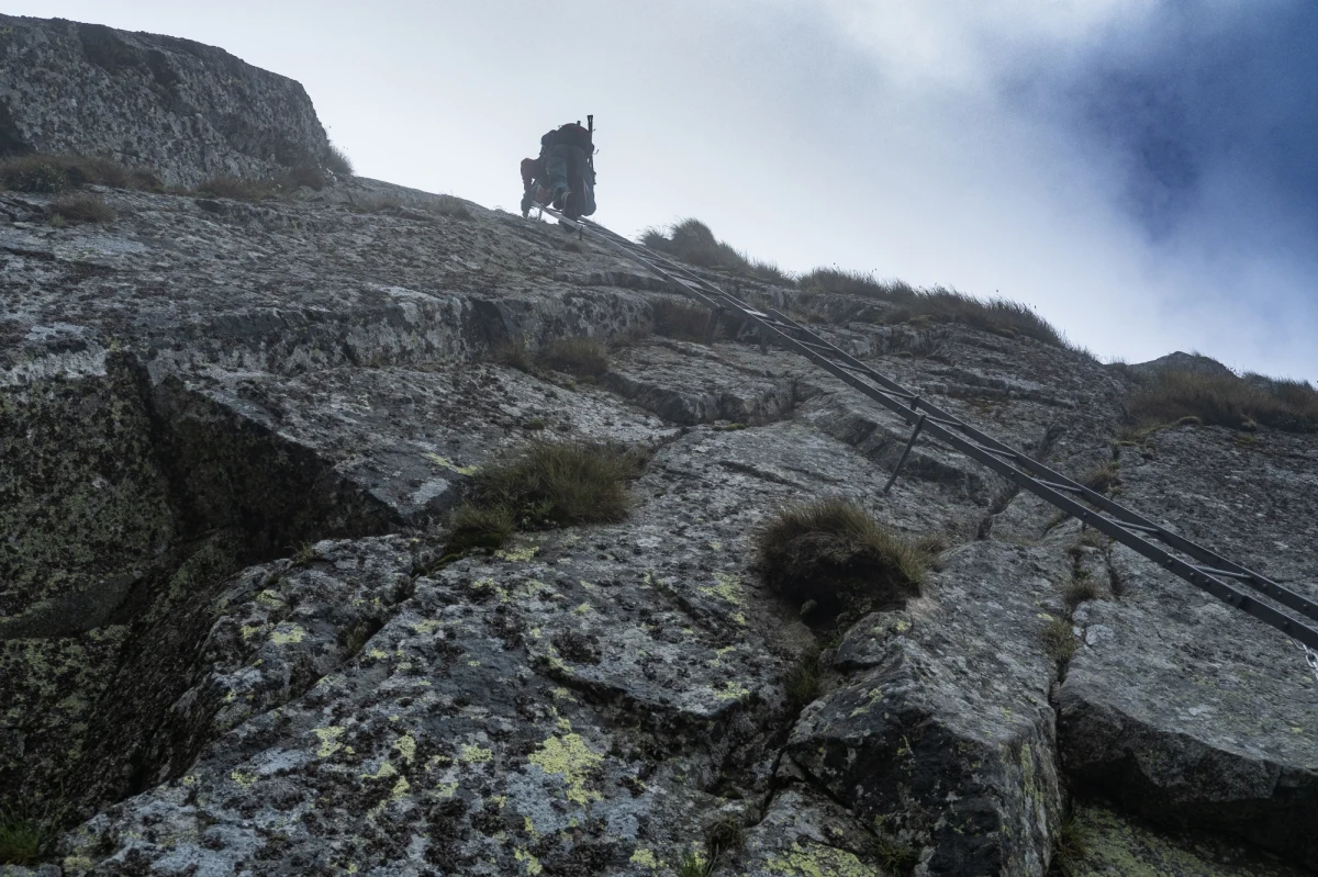 Ratownicy TOPR sprowadzili ubiegłej nocy dwójkę turystów z Łotwy, którzy utknęli na Orlej Perci, w rejonie Żlebu Kulczyńskiego - poinformowało w mediach społecznościowych Tatrzańskie Ochotnicze Pogotowie Ratunkowe (TOPR).