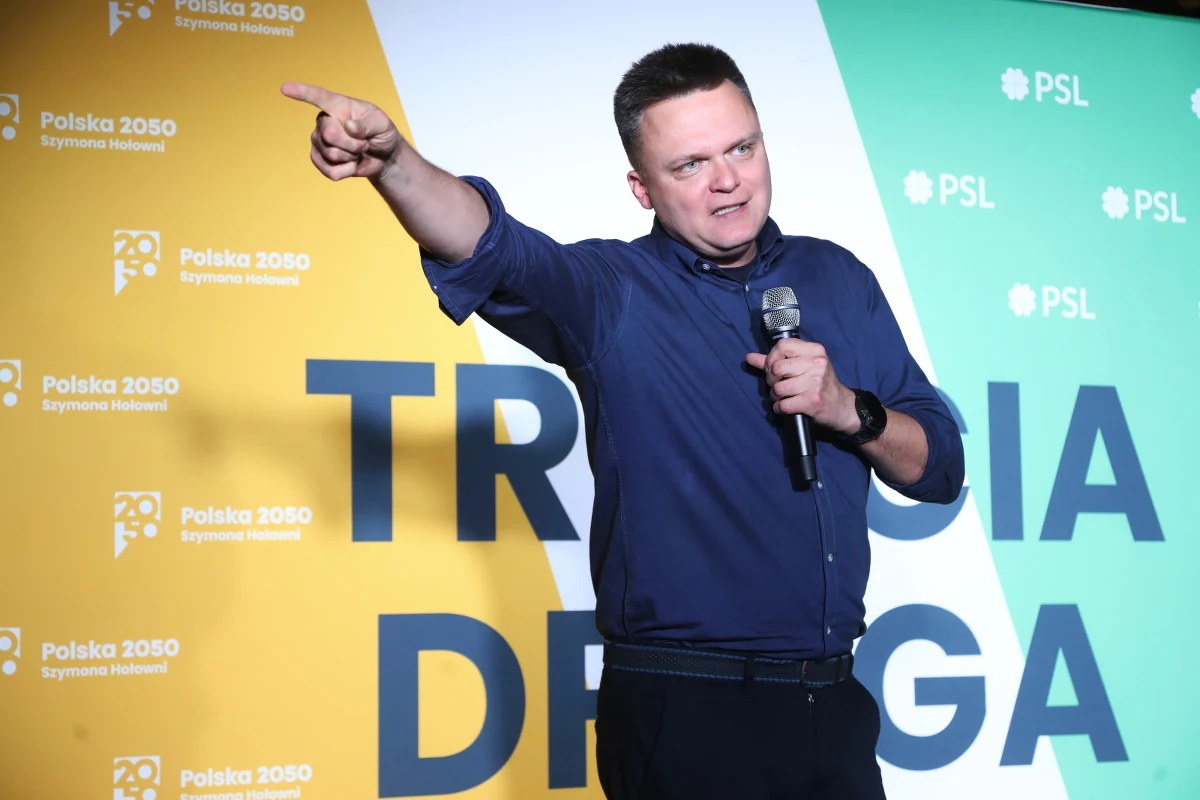 ​Wybory trzeba wygrać taką większością głosów, by nie było wątpliwości i nie był to wynik "o włos" - mówił w środę wieczorem lider Polska 2050 Szymon Hołownia. Podkreślił, że nie boi się po wygranych wyborach przewrotu wojskowego, bo wojsko i policja to - jak zaznaczył - nie są bojówki partyjne.