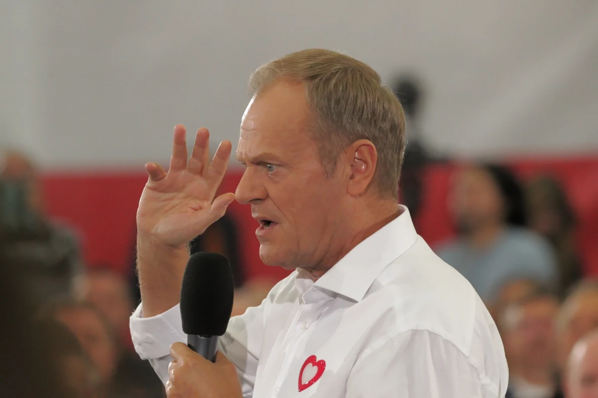 Tyle lat prezydent Andrzej Duda znosił Jarosława Kaczyńskiego, który się plecami do niego odwracał, i jakoś to wytrzymał, więc też da radę z rządem demokratycznym - powiedział w Polsat News lider PO Donald Tusk, pytany o ewentualną współpracę z obecną głową państwa po wyborach parlamentarnych.