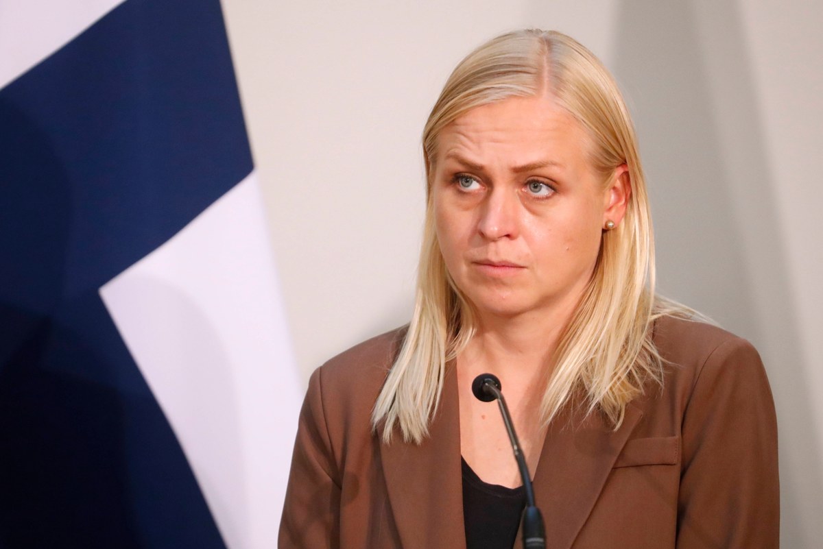 Minister spraw zagranicznych Finlandii Elina Valtonen padła ofiarą rosyjskich pranksterów. To ci sami youtuberzy, którzy dwukrotnie "wkręcili prezydenta Andrzeja Dudę. Z fińską polityk rozmawiali m.in. o pomocy zbrojeniowej dla Ukrainy oraz rozmieszczeniu broni nuklearnej w Finlandii.