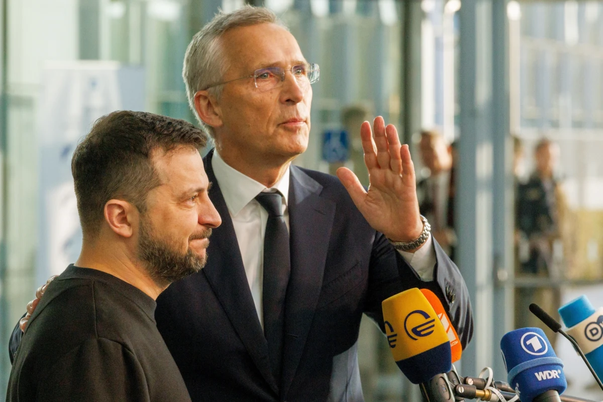 "Sojusz Północnoatlantycki zwiększy swe wsparcie, aby pomóc Ukrainie przetrwać kolejną trudną zimę" - poinformował na zakończenie pierwszego dnia spotkania ministrów obrony NATO sekretarz generalny Sojuszu Jens Stoltenberg. Dodał, że pomoc obejmie dostawy większej ilości odzieży, paliwa i sprzętu medycznego.