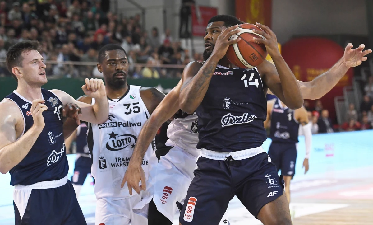 Pierwsze od 13 lat koszykarskie derby Warszawy w najwyższej klasie rozgrywkowej zgromadziły w hali Legii na Bemowie komplet publiczności i przyniosły sensacyjne rozstrzygnięcie. Beniaminek ekstraklasy pokonał czwartą drużynę minionego sezonu, Legię, która ma medalowe aspiracje w tegorocznych rozgrywkach. Spotkanie było zacięte, wyrównane i emocjonujące od pierwszej do ostatniej minuty, choć nie stało na najwyższym poziomie.