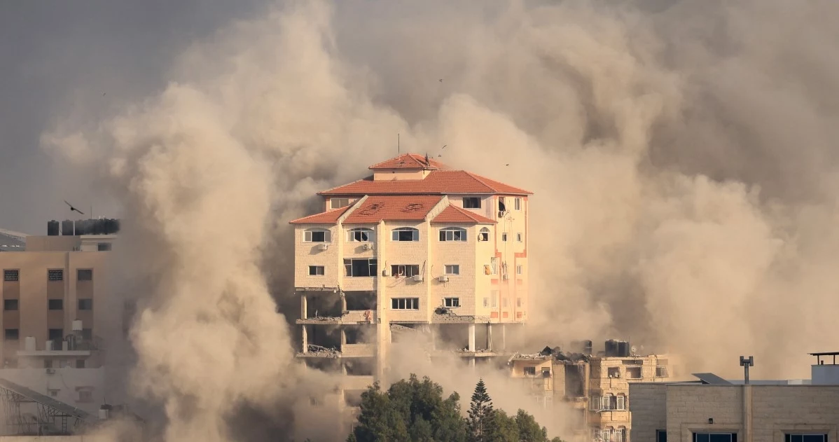 Strefa Gazy. Kłęby dymu po izraelskim bombardowaniu 