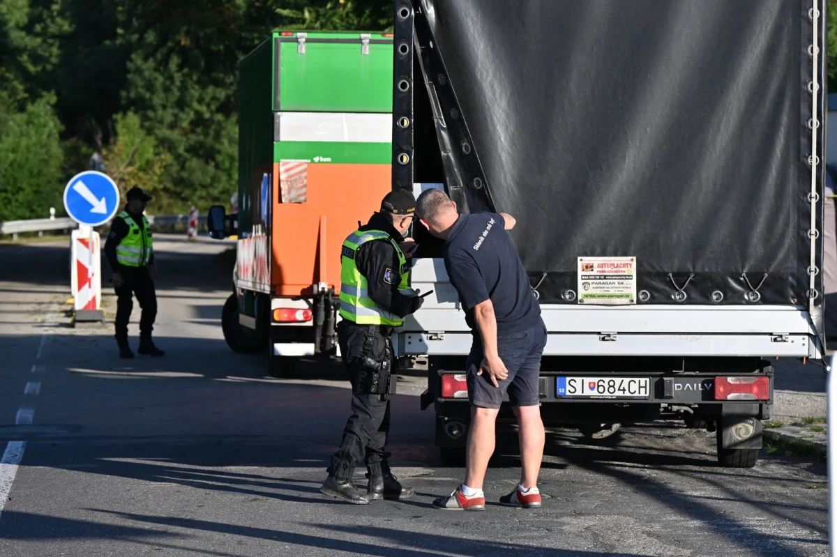 Wyrywkowe kontrole na granicy Czech ze Słowacją będą kontynuowane po 13 października; rząd w Pradze przedłużył w środę pierwotny 10-dniowy okres ich trwania o kolejne 20 dni - poinformował czeski minister spraw wewnętrznych Vit Rakuszan.
