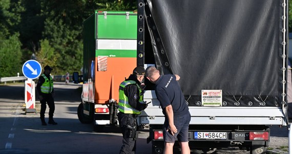 Wyrywkowe kontrole na granicy Czech ze Słowacją będą kontynuowane po 13 października; rząd w Pradze przedłużył w środę pierwotny 10-dniowy okres ich trwania o kolejne 20 dni - poinformował czeski minister spraw wewnętrznych Vit Rakuszan.
