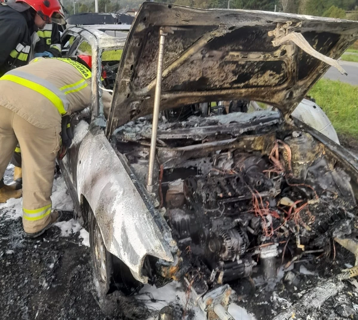 Pożar samochodu osobowego był przyczyną porannych korków na ulicy Krakowskiej w Kielcach. Zapalił się pojazd, który wcześniej brał udział w kolizji.