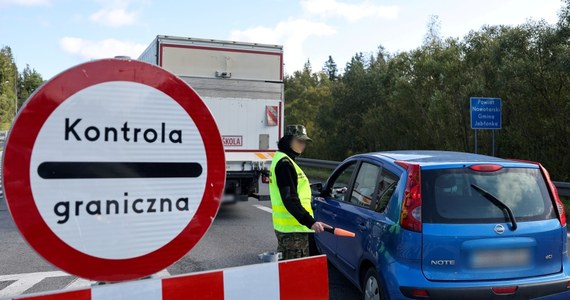 Kontrole na granicy ze Słowacją przedłużone do 2 listopada. Decyzję w tej sprawie podjął resort spraw wewnętrznych i administracji. Uzasadnia to dużym napływem cudzoziemców, którzy dostają się do naszego kraju przez słowacką granicę.