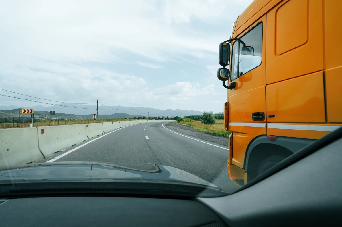 Dzięki czujność innego kierowcy na autostradzie A1 koło Kutna udało się zatrzymać kompletnie pijanego kierowcę ciężarówki. Okazało się, że mężczyzna siadł za kółko, mając w organizmie prawie 3 promile alkoholu.   