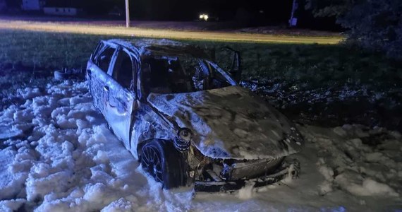 Nawet osiem lat więzienia grozi 19-latce, która spowodowała śmiertelny wypadek na drodze krajowej numer 11 w miejscowości Rogaszyce w Wielkopolsce. W nocy z soboty na niedzielę zginął 17-letni pasażer, a dwie osoby, w tym kierująca autem, trafiły do szpitala.