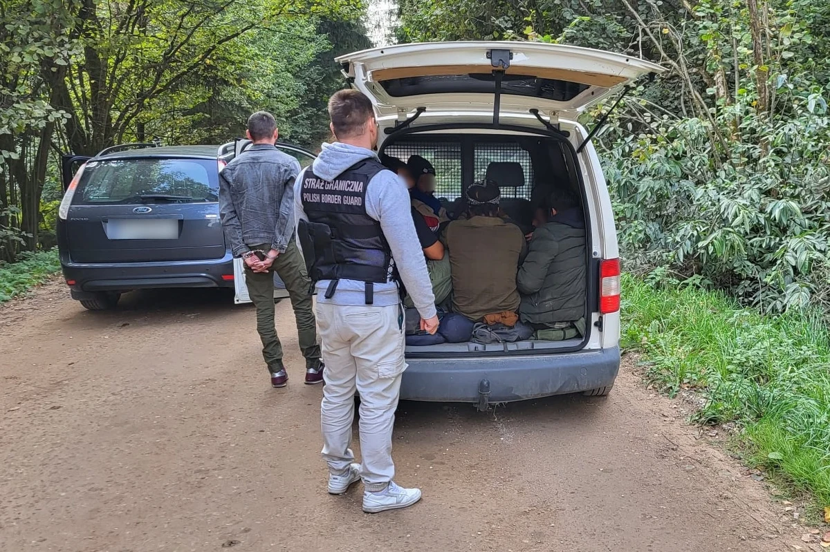 Funkcjonariusze Straży Granicznej z Sejn zatrzymali dwóch ukraińskich "kurierów", którzy nielegalnie mieli przewieźć z Łotwy do Niemiec 20 cudzoziemców.

