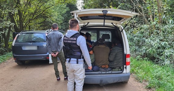 Funkcjonariusze Straży Granicznej z Sejn zatrzymali dwóch ukraińskich "kurierów", którzy nielegalnie mieli przewieźć z Łotwy do Niemiec 20 cudzoziemców.

