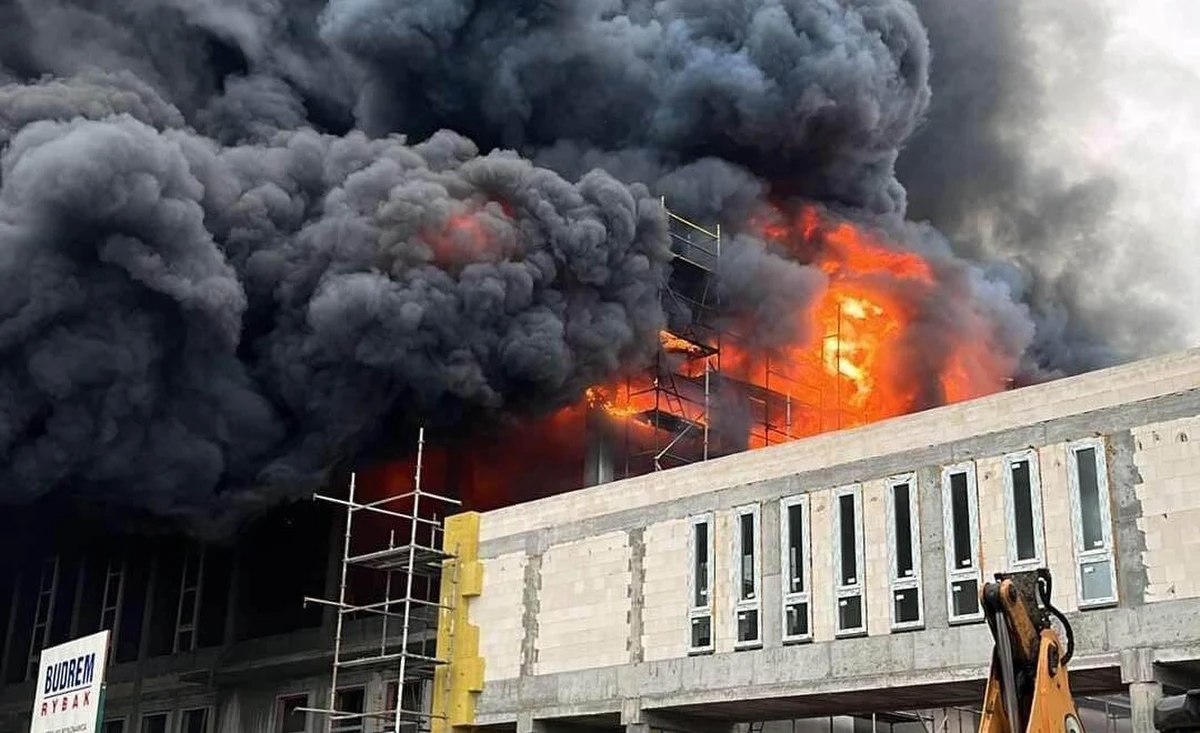 Przy ul. Morskiej w Gdyni doszło do pożaru będącej w budowie hali sportowej. Czarny, gęsty dym było widać z wielu kilometrów. Ogień został ugaszony po godz. 13:00.