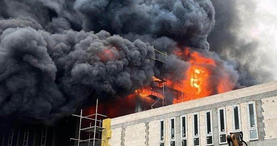 Przy ul. Morskiej w Gdyni doszło do pożaru będącej w budowie hali sportowej. Czarny, gęsty dym było widać z wielu kilometrów. Ogień został ugaszony po godz. 13:00.