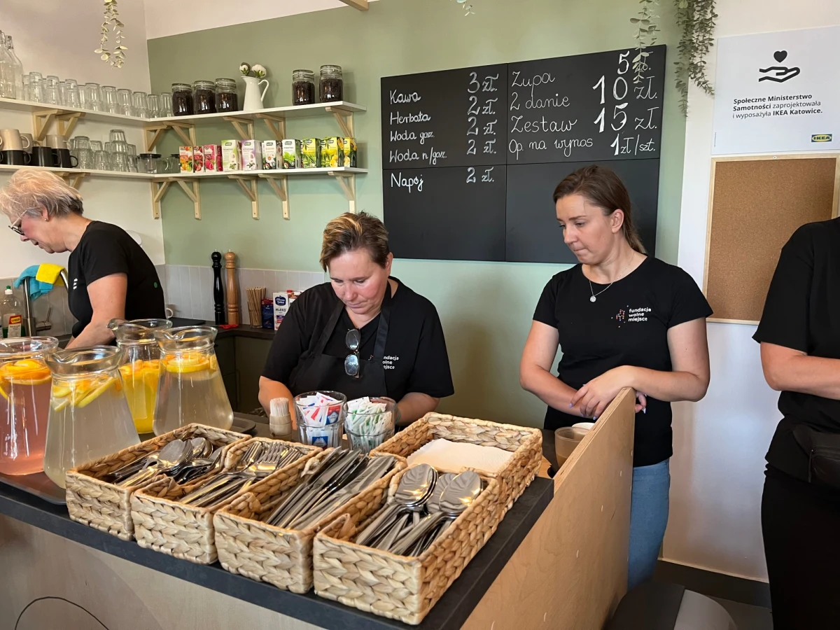 Społeczne Ministerstwo do spraw Samotności zostało dziś otwarte w centrum Katowic. Powstało przy ul. Mikołowskiej 44. Można tu zjeść tani obiad, wypić kawę, uzyskać wsparcie psychologa i przede wszystkim spotkać innych ludzi. 