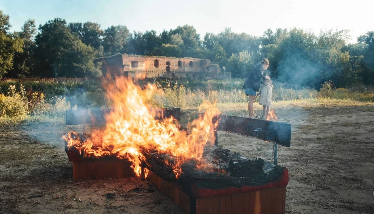 Europejską premierę na Warszawskim Festiwalu Filmowym ma wstrząsający film dokumentalny "Ta, którą kocham". Daria Nalikowska, bohaterka filmu w reżyserii Pawła Hejbudzkiego, specjalnie na premierę przyleciała z Meksyku, a wcześniej wiele lat mieszkała w Holandii. Jakiś czas temu odkryła, że nie jest jedynym dzieckiem swojej matki, ma liczne rodzeństwo, a mama i babcia ukrywają przed nią mroczne sekrety. 