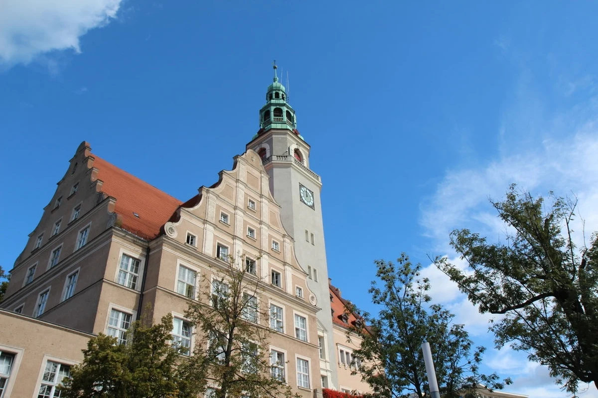 Olsztyński ratusz dołącza do Empire State Building, Bramy Brandenburskiej i Pałacu Kultury w Warszawie. Podobnie jak pozostałe budynki także ikona stolicy Warmii i Mazur zostanie podświetlona w geście solidarności z zaatakowanym przez Hamas Izraelem .