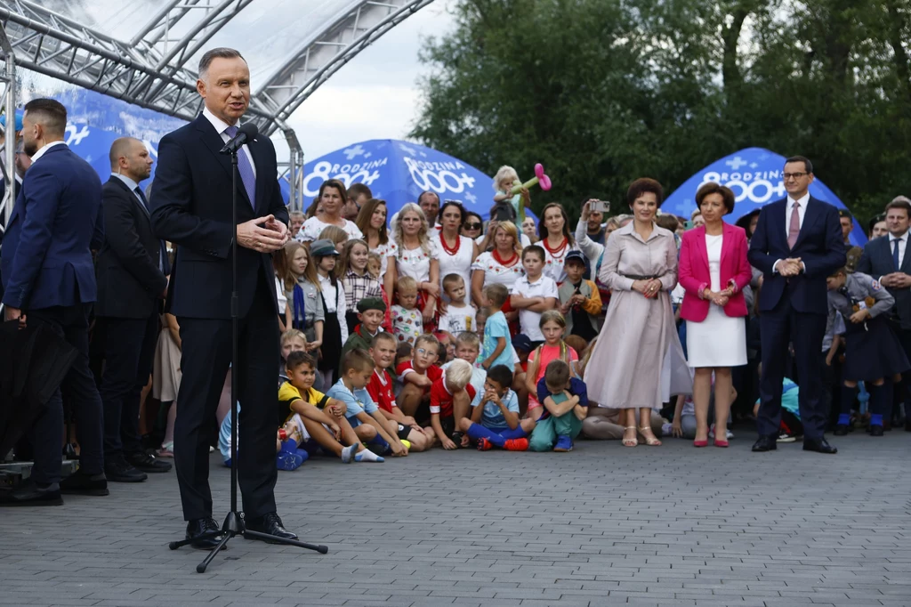 Prezydent Andrzej Duda podczas podpisania ustawy podwyższającej świadczenie 500 plus do 800 plus